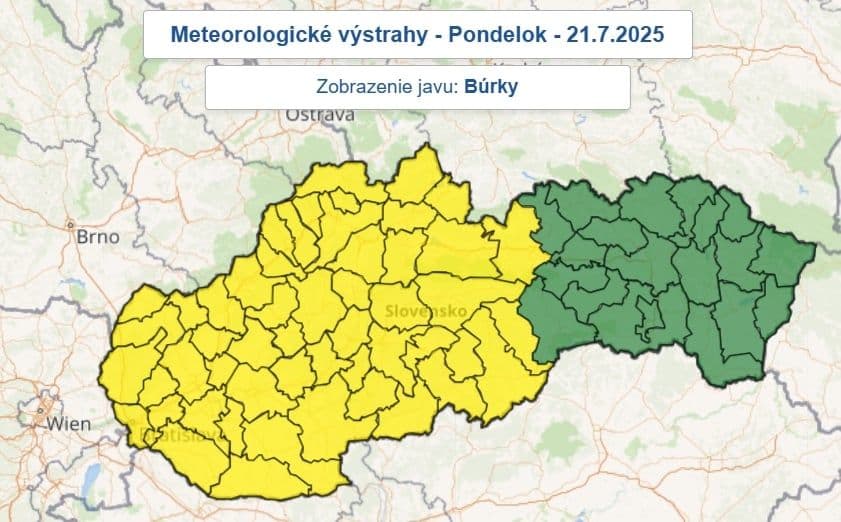 Meteorologická výstražná mapa Slovenska zobrazujúca regióny pod búrkovou výstrahou.