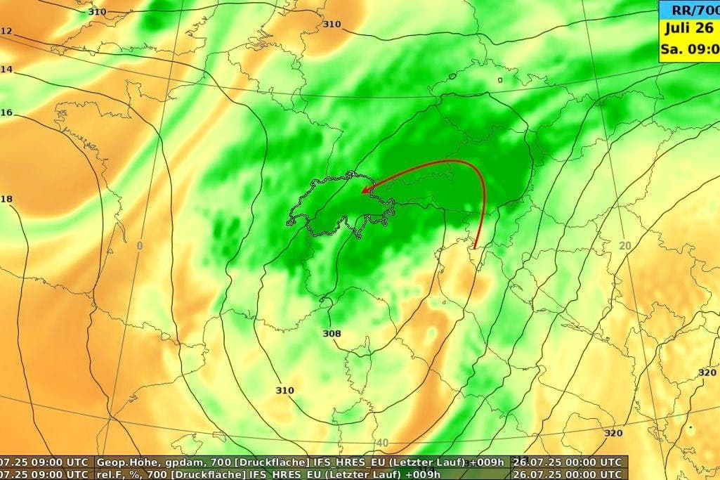 Meteorologische Karte, die ein Höhentief über Norditalien und den Zustrom feuchter Luft aus Nordost in die Schweizer Alpen zeigt.