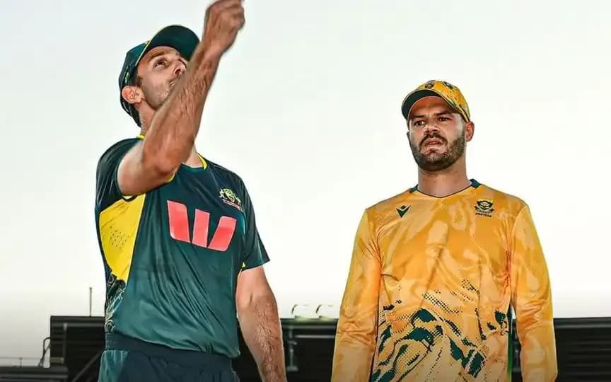 Mitchell Marsh de l'Australie et un joueur sud-africain lors du toss de la série T20I.
