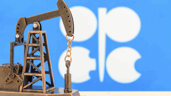 Modèle de pompe à pétrole devant le logo de l'OPEP+, symbolisant les décisions de production et le marché du Brent.