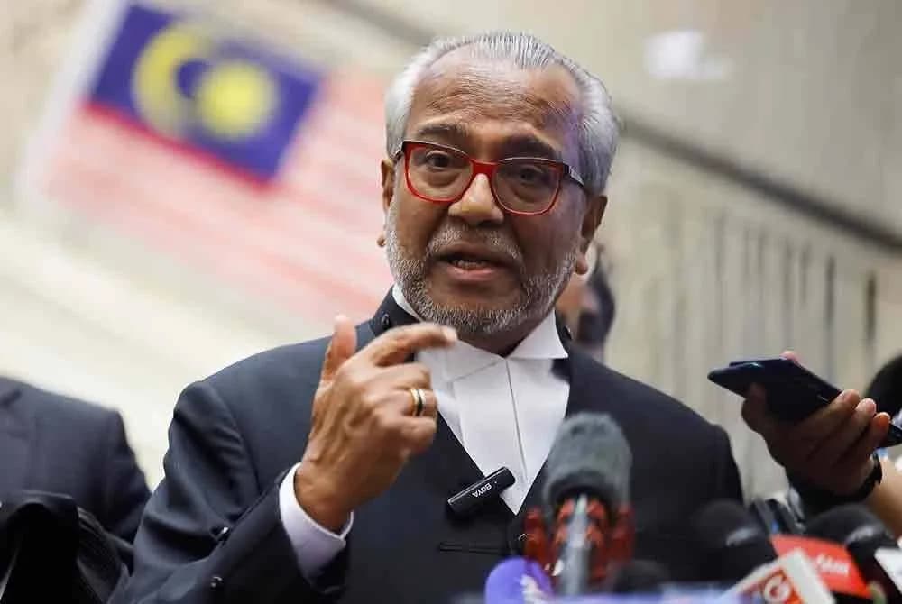 Muhammad Shafee Abdullah, avocat principal de Najib, s'exprimant lors d'une conférence de presse sur la révision judiciaire liée au 'Titah Adendum' à Putrajaya.