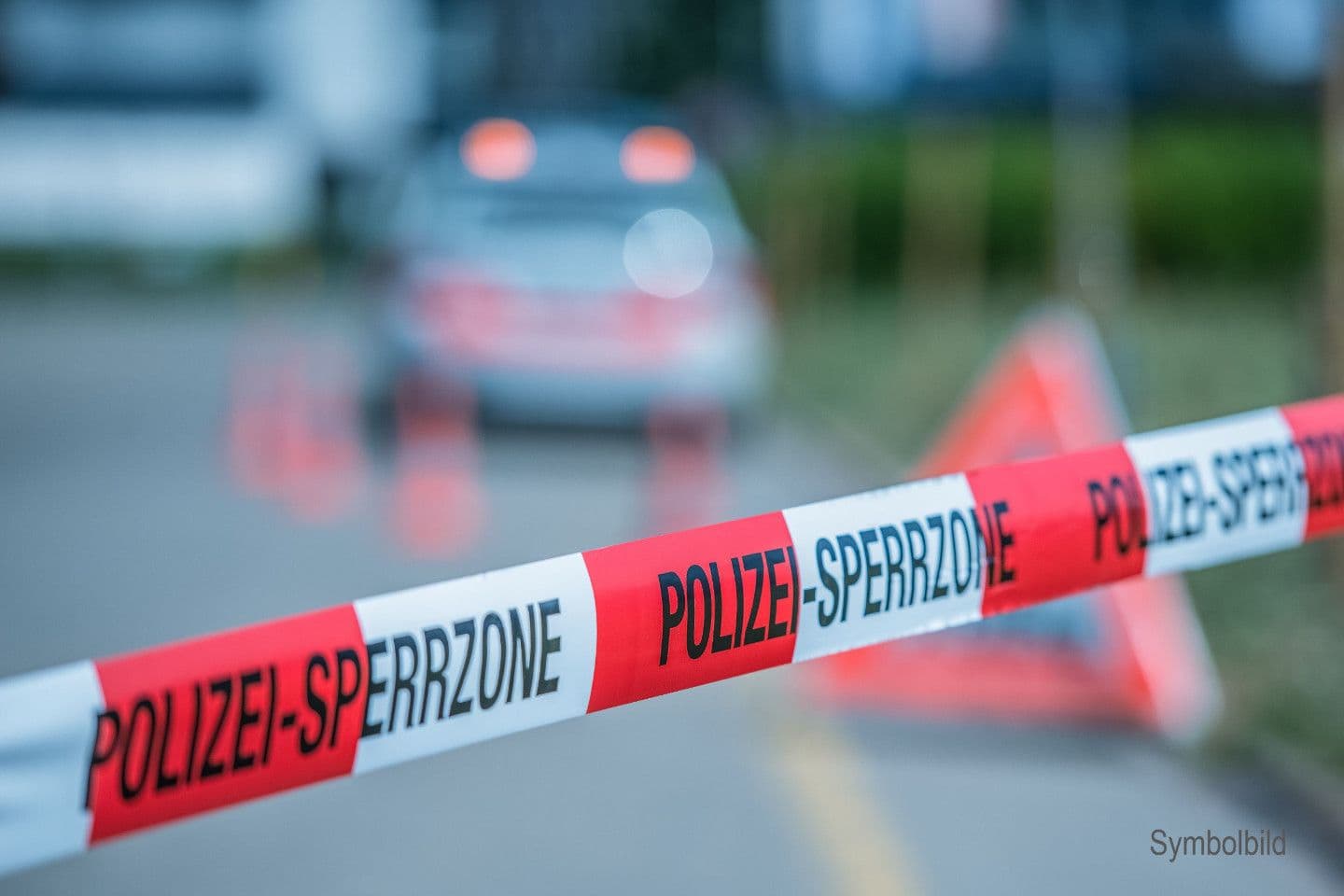 Nahaufnahme eines rot-weissen Polizeisperrzone-Bandes an einem Einsatzort in Oberhasli.