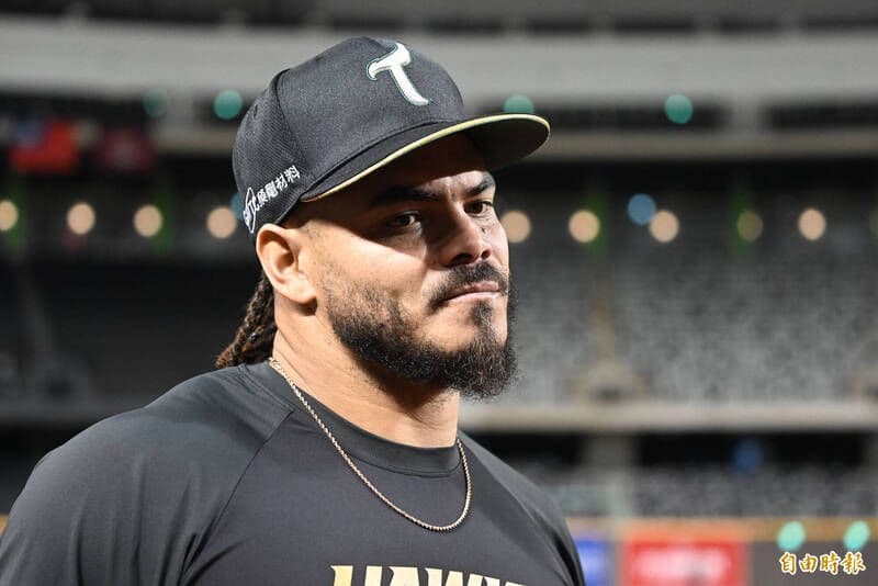 Nama Hsia, lanceur étranger des Taishin Hawks, en uniforme de son équipe, prêt à faire ses débuts en CPBL.