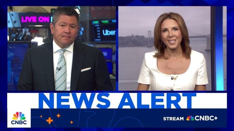 News alert showing Perplexity's $34.5 billion bid for Google Chrome.