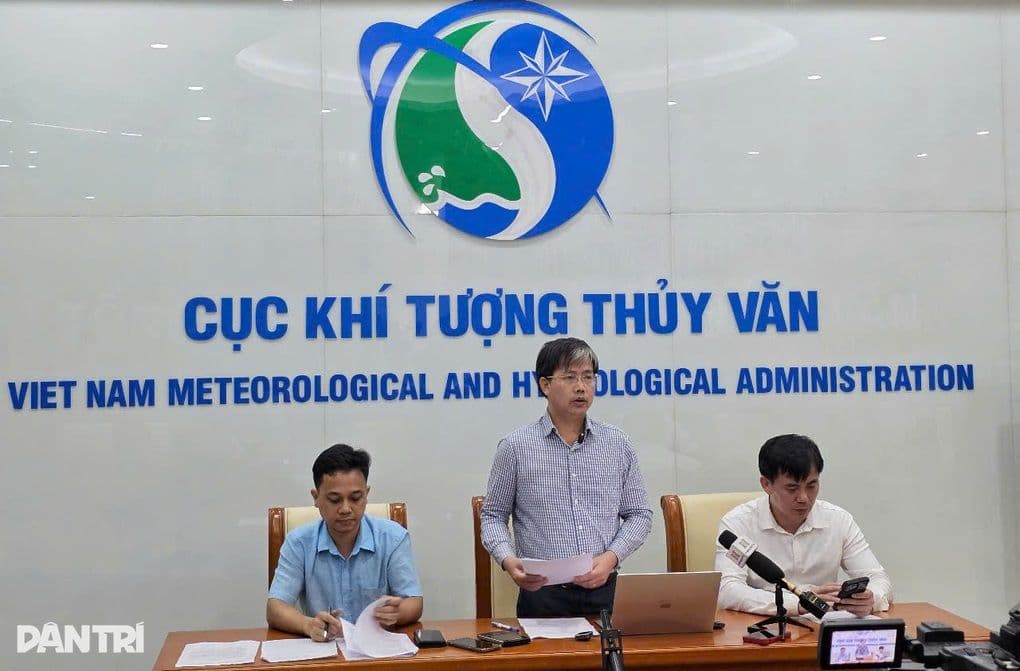 Ông Mai Văn Khiêm, Giám đốc Trung tâm Dự báo Khí tượng Thủy văn Quốc gia, phát biểu về sự bất thường của bão Wipha.