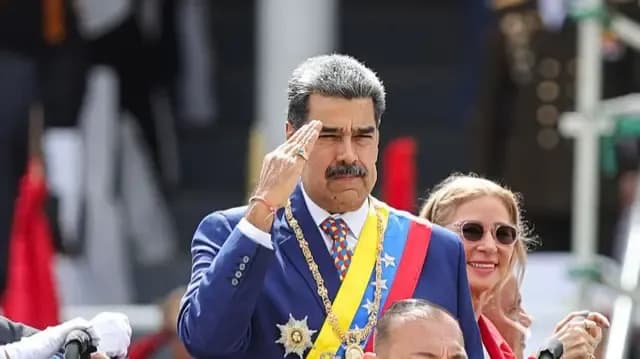 Nicolás Maduro saluant, représentant le régime en place face à la lutte pacifique pour la démocratie au Venezuela.