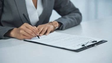 O persoană semnând un document, simbolizând contractele fictive de consultanță.