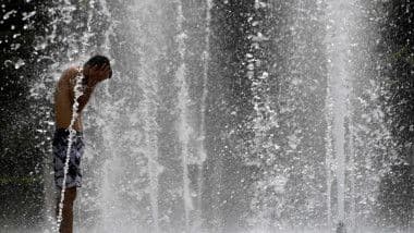 Oameni care se răcoresc în fântâni publice, ilustrând eforturile de a face față căldurii intense și impactul asupra sănătății.