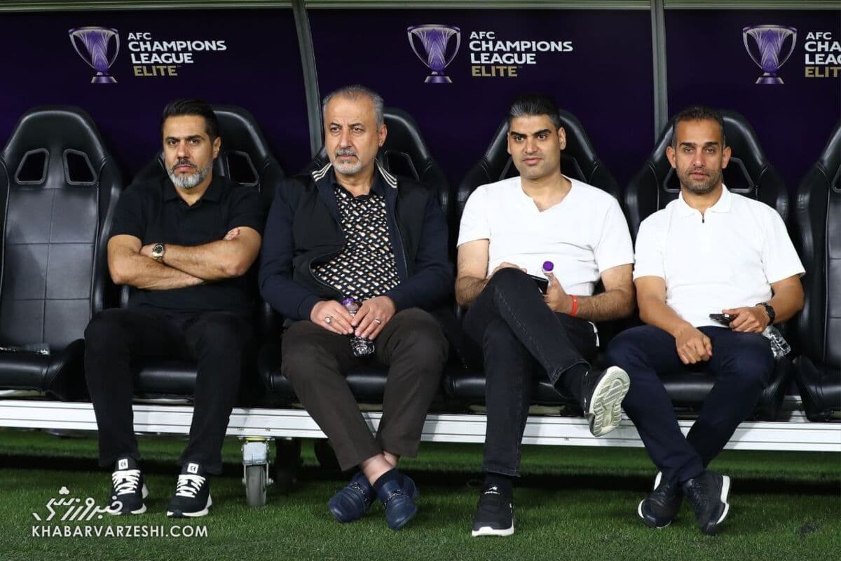 Officiels du Persepolis FC avec le logo de l'AFC Champions League Elite, illustrant les ambitions continentales du club.