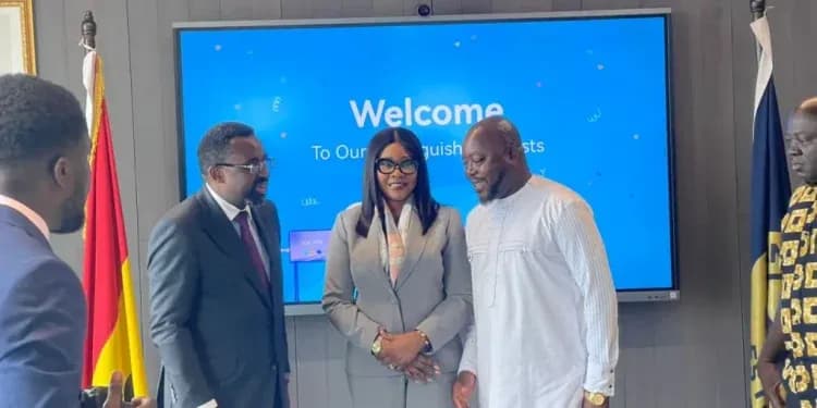 Officiels ghanéens discutant des politiques économiques et des directives de la Banque du Ghana.