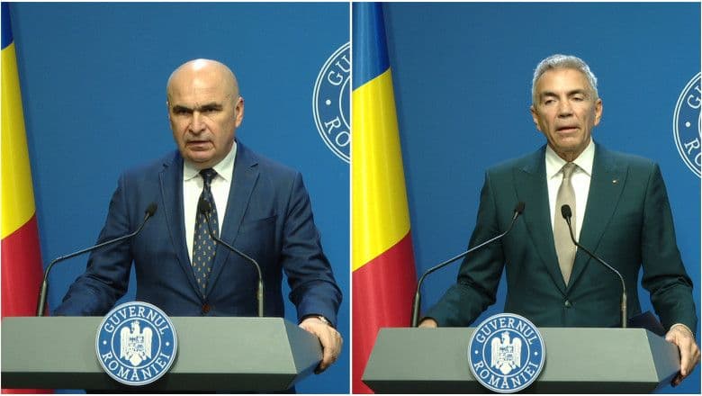 Oficiali guvernamentali la un pupitru, reprezentând instituțiile statului român.