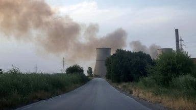 Épaisse fumée s'élevant d'un incendie près du point de passage frontalier de Lesovo, illustrant la fureur de la nature.