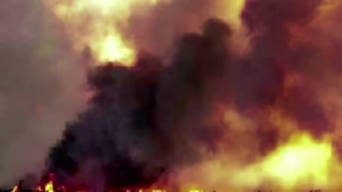 Épaisses fumées et flammes s'élevant d'un site attaqué, représentant la résilience de Chernomorsk face aux tempêtes.
