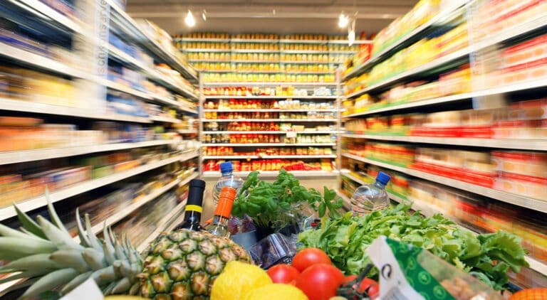 Panier de courses rempli de fruits et légumes frais dans un supermarché Walmart.