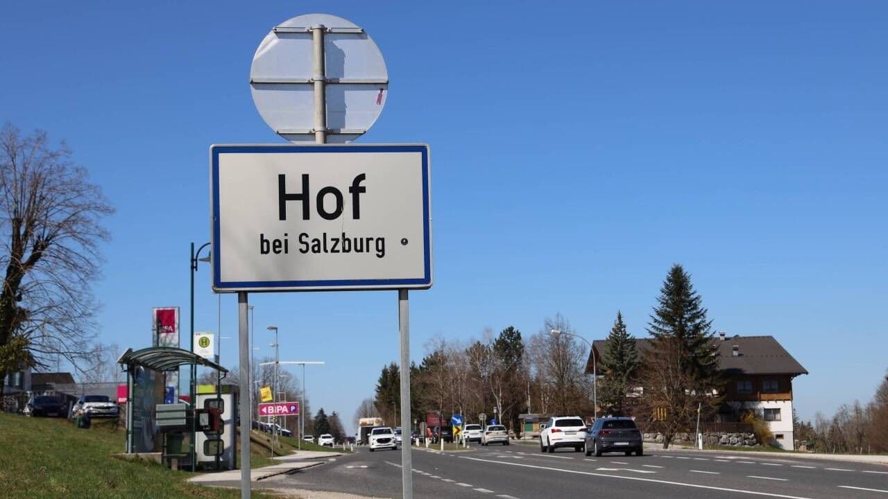 Panneau d'entrée de la commune de Hof bei Salzburg, lieu de l'incident impliquant le maire.