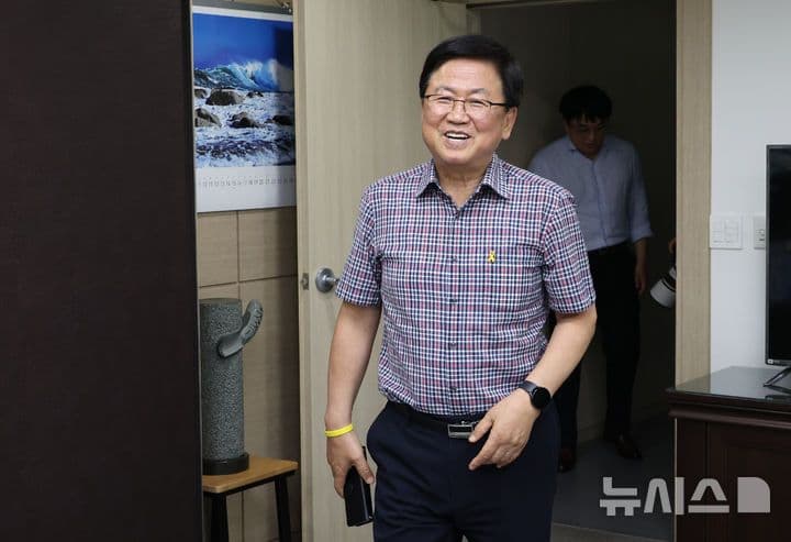 Paris Saint-Germain team celebrates winning the UEFA Super Cup 2025 under a 'WINNERS' arch.