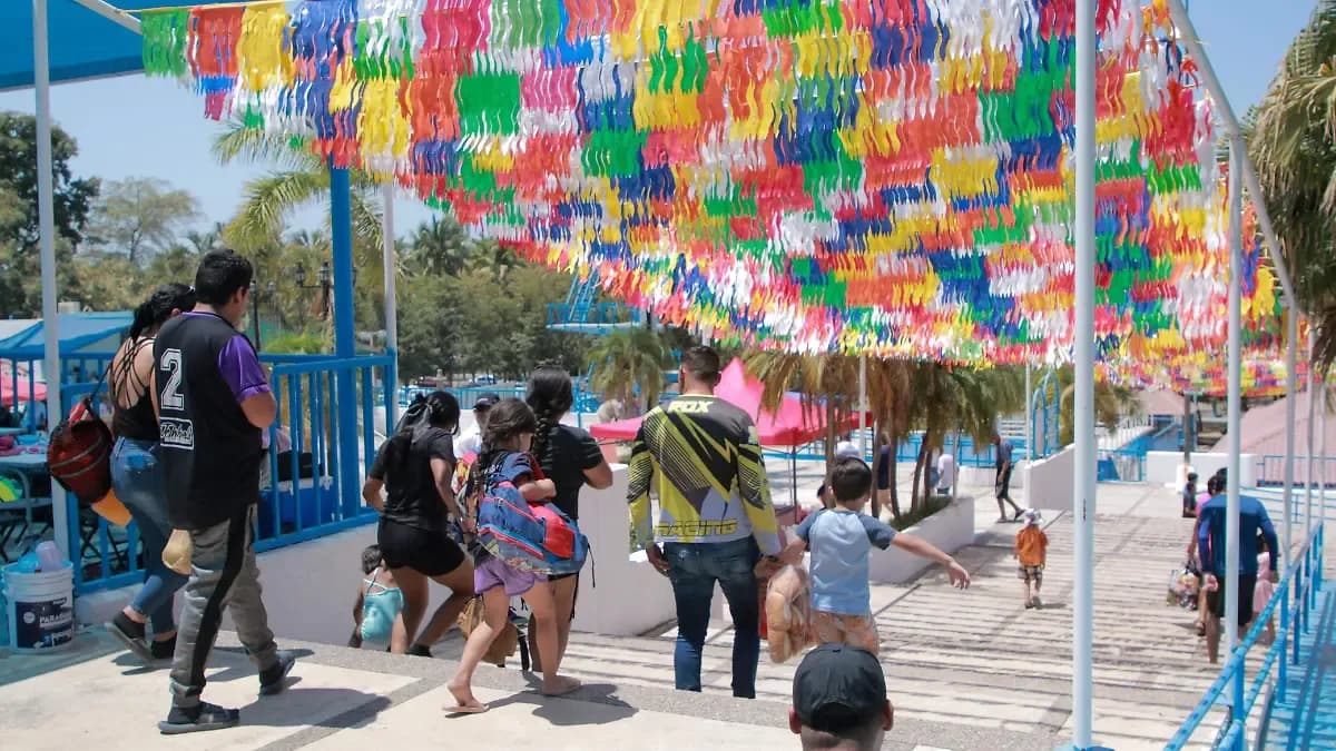 People enjoying a sunny day at a Culiacán park, adapting to the city's enduring heat.