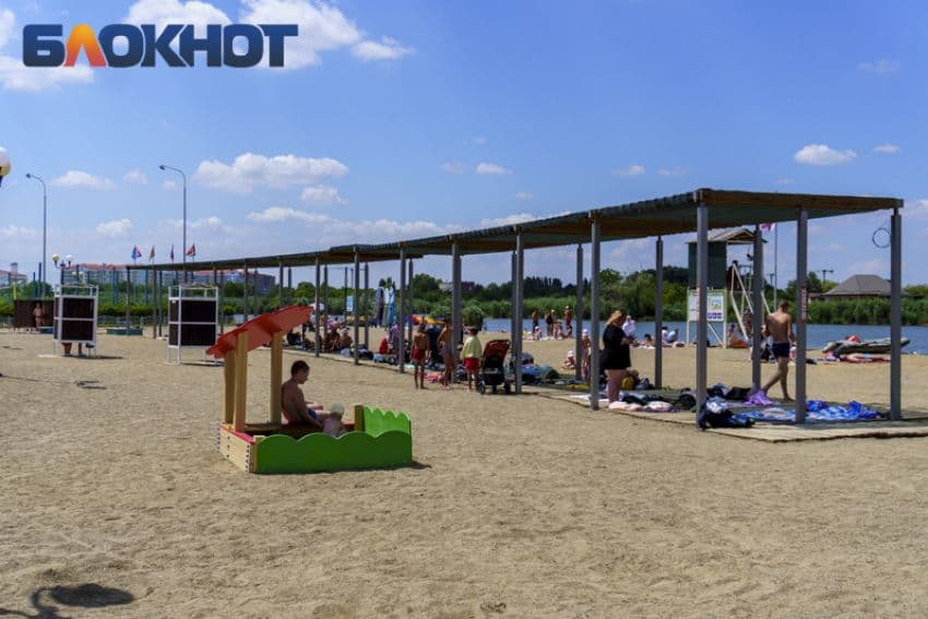 Personnes cherchant l'ombre sur une plage, exemple d'adaptation à la chaleur extrême.