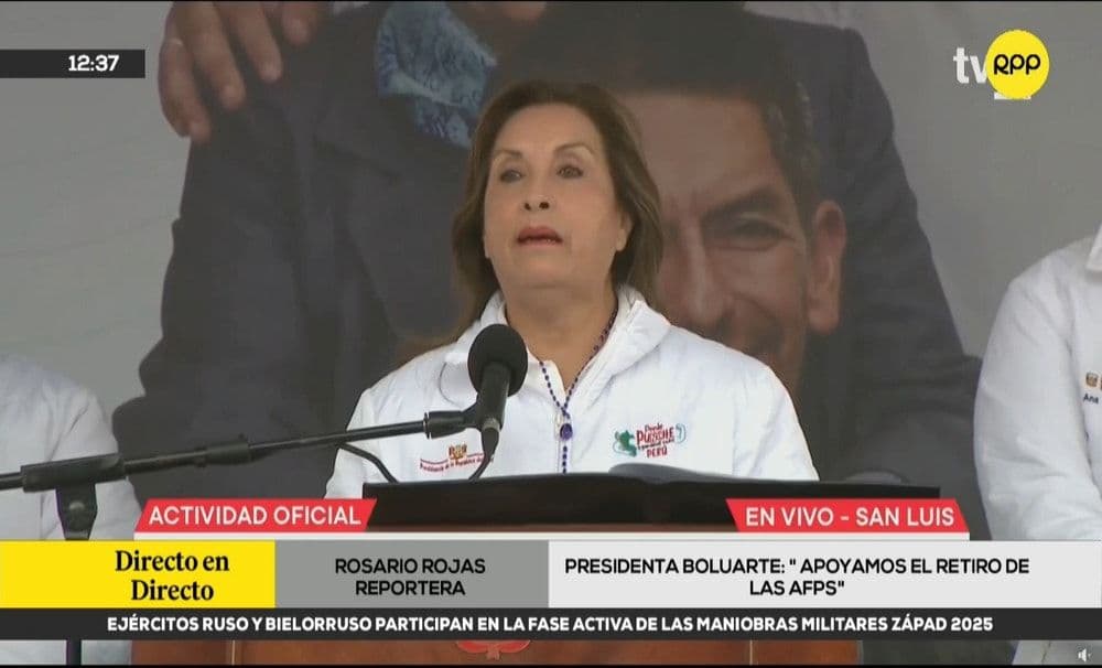 Peruvian President Dina Boluarte speaking at a podium, with a TV overlay indicating her support for an eighth AFP pension fund withdrawal.