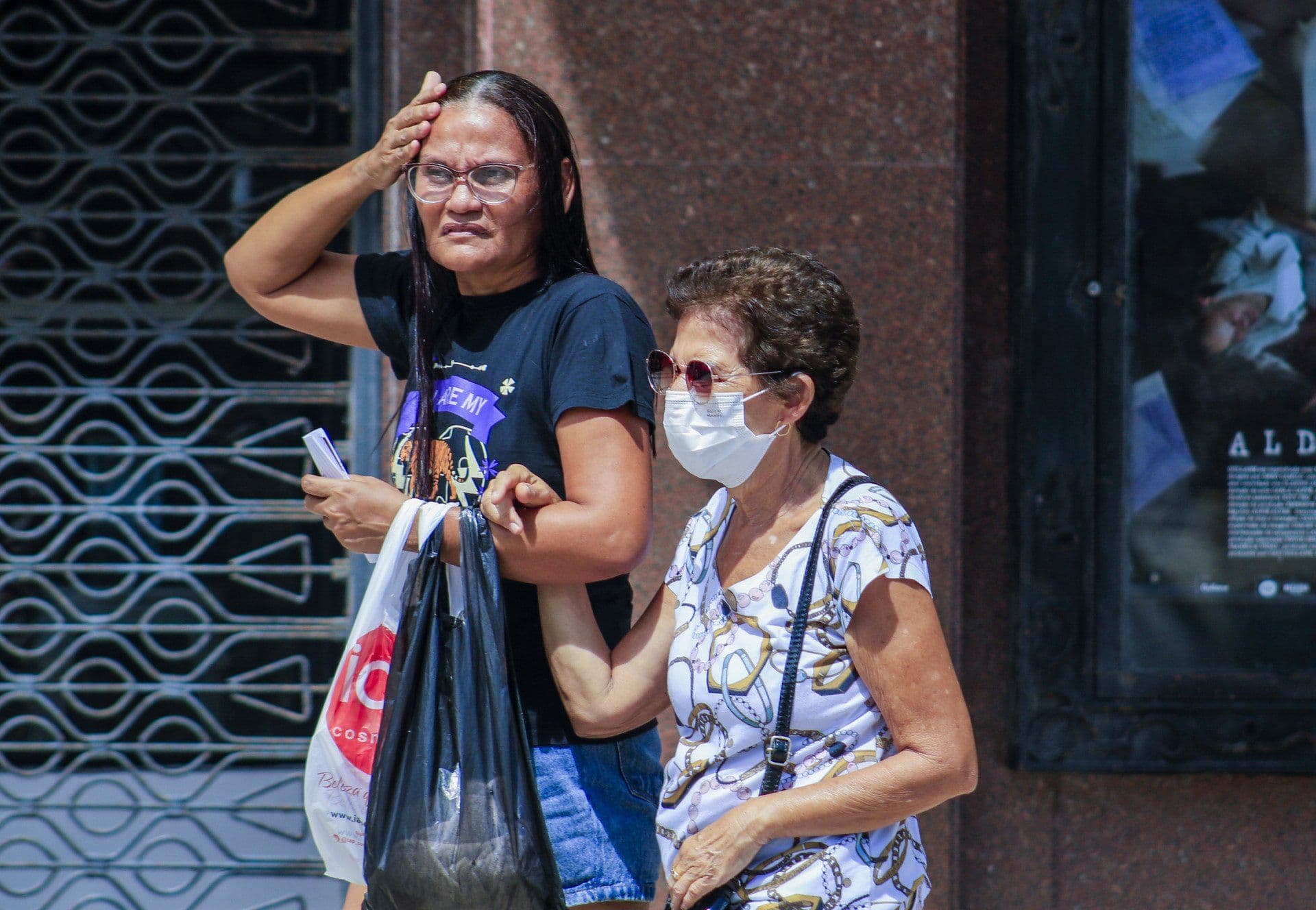 Pessoas sob calor intenso, representando os impactos do aquecimento global e a urgência da crise climática.