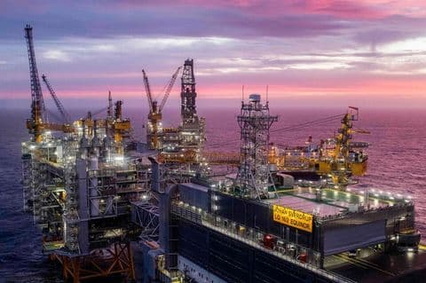 Plateforme de forage pétrolier en mer, symbolisant la découverte d'hydrocarbures en mer Baltique.