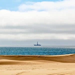 Plateforme pétrolière en mer lointaine, symbolisant la croissance de l'offre et le surplus structurel du marché pétrolier post-2025.
