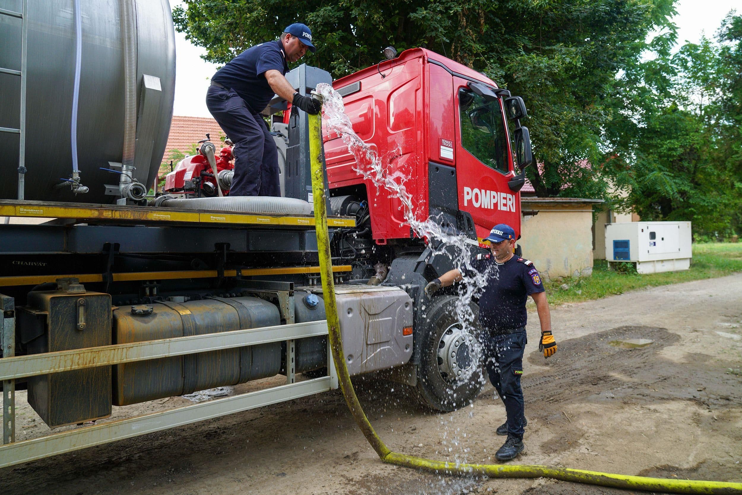 Pompiers livrant de l'eau potable par camion-citerne à l'hôpital municipal de Târnăveni, suite à la crise de l'eau.