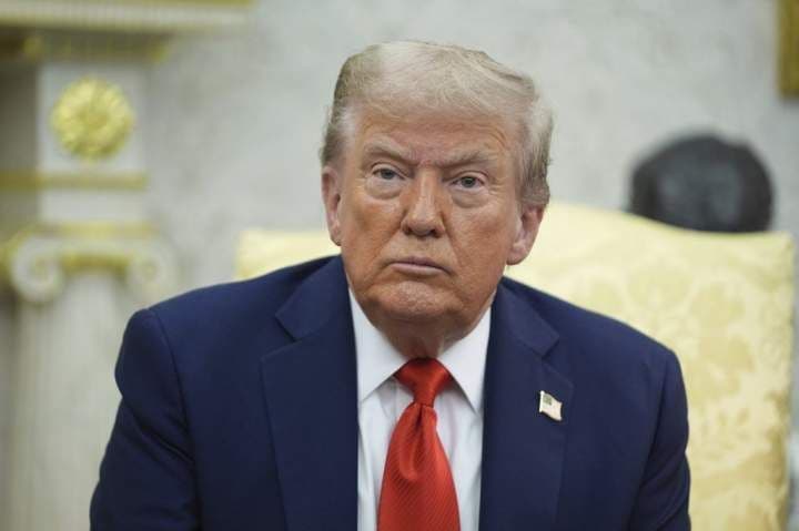 Portrait de Donald Trump, l'ancien président américain dont les tarifs douaniers sont contestés devant la Cour Suprême.