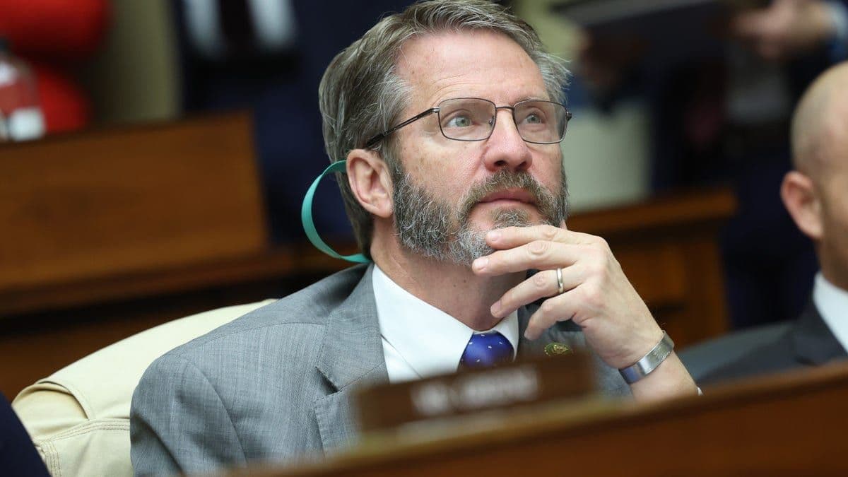 Portrait du Représentant Tim Burchett, symbolisant la vulnérabilité qui humanise les figures politiques.