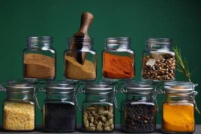 Poudre de curry potentiellement dangereuse, symbolisant les risques de non-conformité microbiologique dans les produits alimentaires.