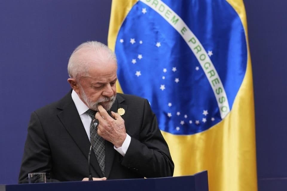 Presidente brasileño Lula da Silva con la bandera de Brasil, representando la tensión en las relaciones con EE.UU. por los aranceles.