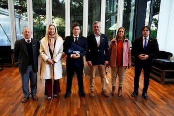 Presidente Javier Milei y Nicolás Pino de la SRA junto a otros líderes en La Rural.