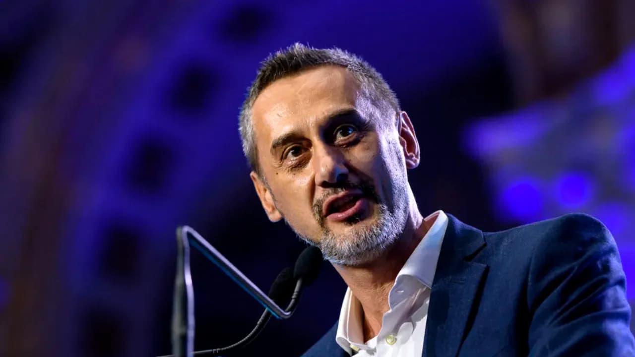 Primarul din Slatina vorbind la un microfon, reprezentând apelurile liderilor locali pentru continuarea programului Anghel Saligny.