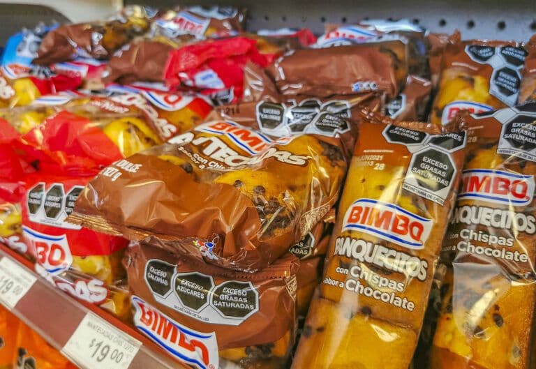 Produits Bimbo emballés sur une étagère, contrastant avec les aliments frais.