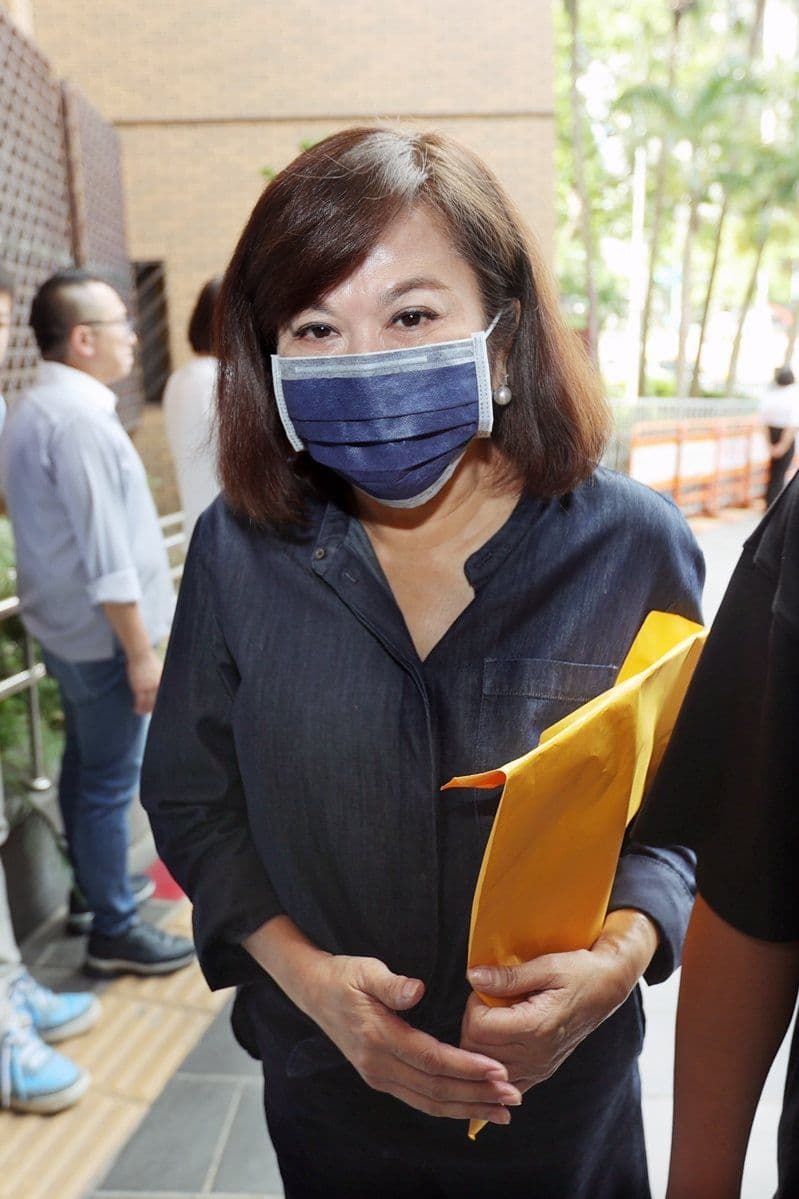 Qiu Peilin, adjointe au maire de Keelung, arrivant au tribunal de district de Taipei en tant que témoin dans l'affaire Ko Wen-je.