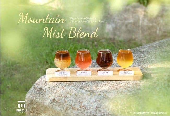 Quatre verres de thé Macu Tea 'Hong Xuan Oolong' aux nuances variées, posés sur une planche en bois dans un cadre naturel, illustrant la maîtrise des saveurs fruitées et du thé.