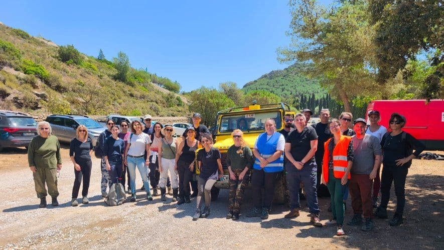 Équipe de bénévoles et de sapeurs-forestiers sur le terrain, illustrant l'effort communautaire face aux incendies dans l'Aude.