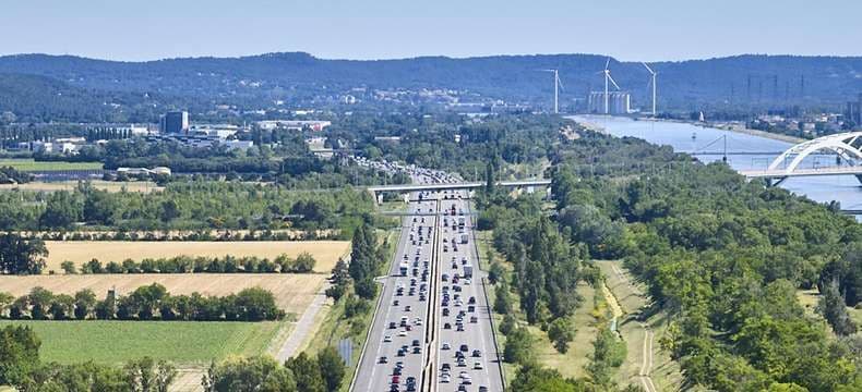 Rappel des recommandations de vigilance canicule pour les automobilistes sur la route.