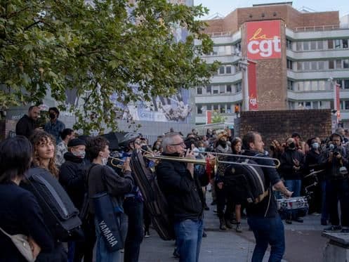 Rassemblement de militants devant les locaux de la CGT à Montreuil lors de la journée de mobilisation 'Bloquons tout' du 10 septembre 2025, dépeinte comme un échec médiatique.