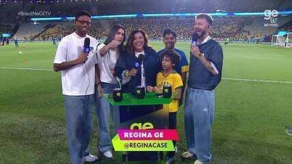 Regina Casé et l'équipe de cazetv célèbrent le lancement de la chaîne sur le terrain de football.
