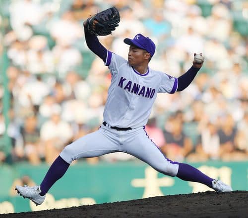 Reliever Sato Ryo pitching for Kanashino Agricultural in the high-pressure fifth inning at Koshien.