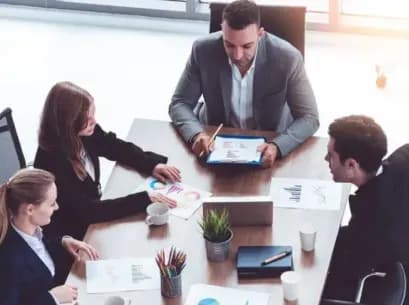 Representantes del gobierno y agricultores de arroz se reúnen para negociar un acuerdo.