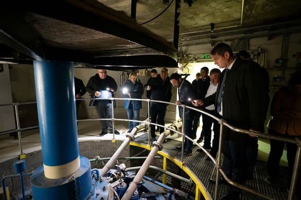 Rivière Răstolița traversant une forêt, écosystème menacé par le projet hydroélectrique.