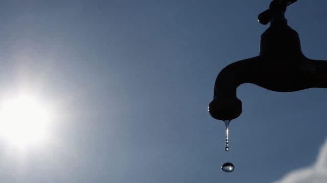 Robinet d'où s'échappe une goutte d'eau, symbolisant les coupures d'eau à İzmir.