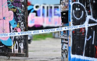 Ruban de police "STOP POLICIJA", symbolisant les restrictions et le fardeau des poursuites judiciaires.
