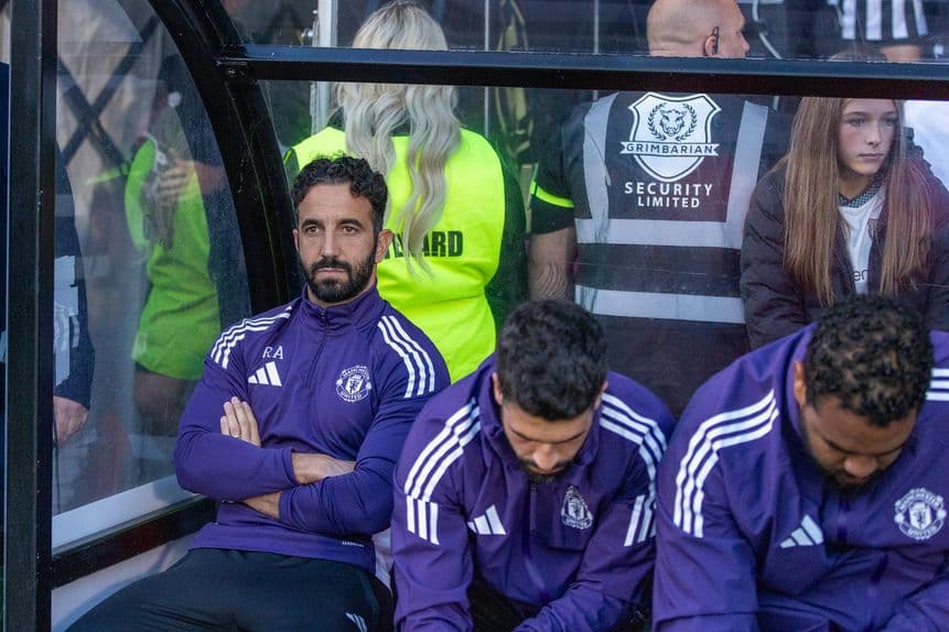 Ruben Amorim, entraîneur de Manchester United, sur le banc de touche, l'air pensif face à la crise du club.