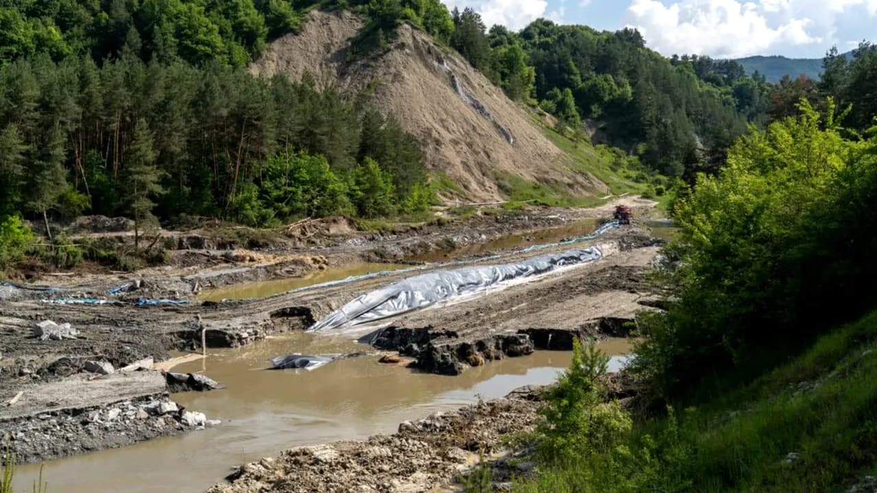 Salina Praid: Peisaj afectat de eroziune și salinizare, simbol al crizei minei de sare.