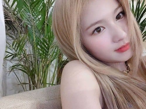 Sana de TWICE, révélant les coulisses d'une stratégie de communication.
