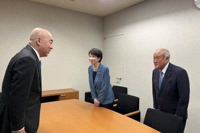 Sanae Takaichi en discussion avec Hyakuta, leader du Parti Conservateur, symbolisant leur alignement politique et vision pour le Japon.