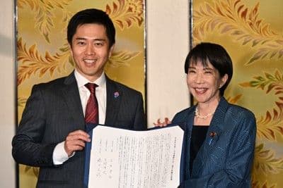 Sanae Takaichi et un représentant du Nippon Ishin no Kai signant l'accord de coalition pour la formation du nouveau gouvernement.
